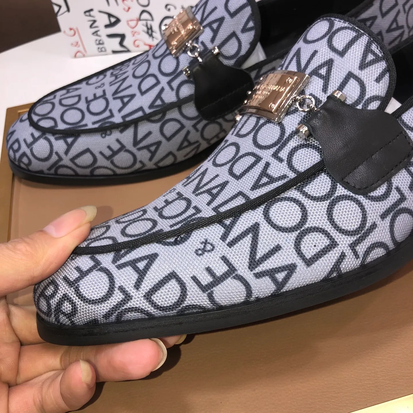 Ex-factory price 500💰DG top quality🔍🔍men's new leather shoes🚹Sold simultaneously at counters⚠Shoe uppers are imported cowhide from Italy, fully imported cowhide lining, imported accessories💪💪, completely 1⃣️ to 1⃣️replica🇮🇹 💪💪, ⚠Sole: The original sole is specially provided by the original factory, the exclusive movable molded sole is super comfortable, ⚠The original factory follows the order, 🔍🔍high quality, you can enter and exit the counter at will, welcome to compare ⚠Number of sizes: 38-44 (45 customized)